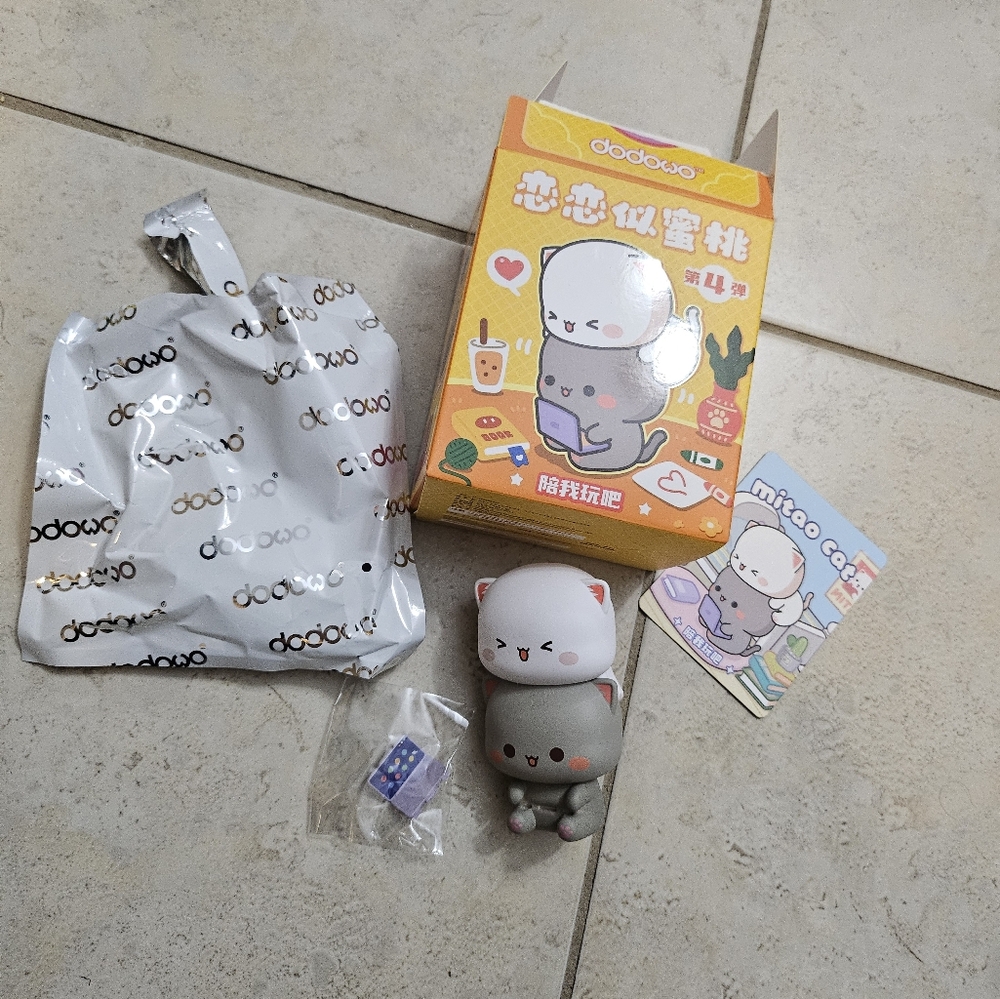 Dodowo Mitao Cat couple, Peach and Goma laptop figure.
